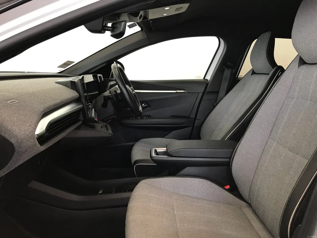 Renault Megane E-Tech 2023 - Image 3
