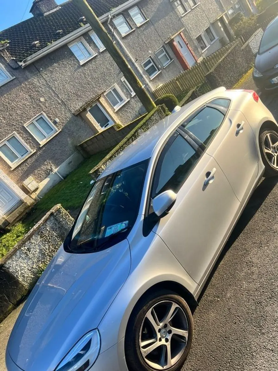 2018 Volvo V40 - Image 3