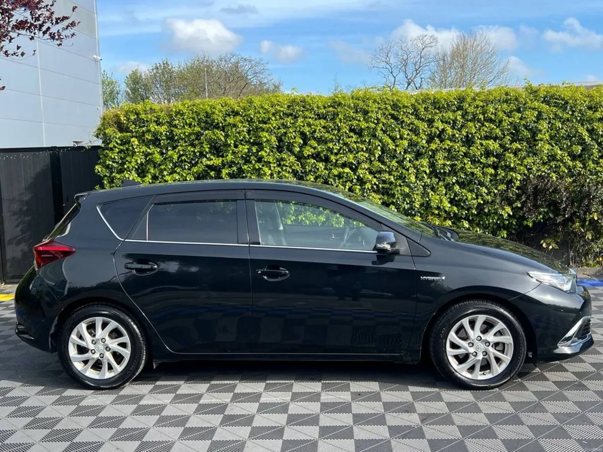 Toyota Auris 1.8 HYBRID // REVERSE CAMERA // APPLE - Image 2