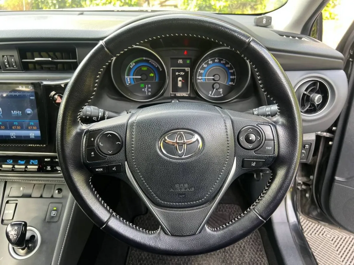 Toyota Auris 1.8 HYBRID // REVERSE CAMERA // APPLE - Image 4