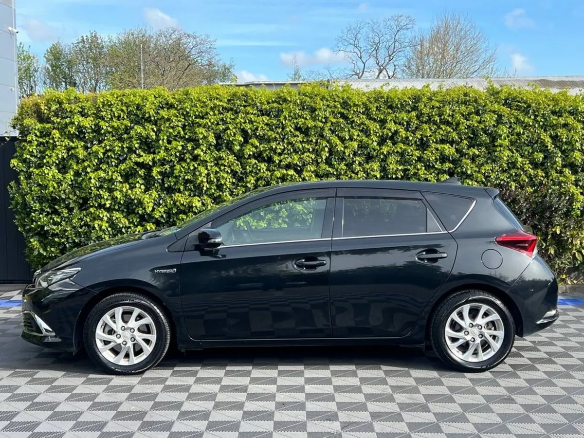 Toyota Auris 1.8 HYBRID // REVERSE CAMERA // APPLE - Image 3