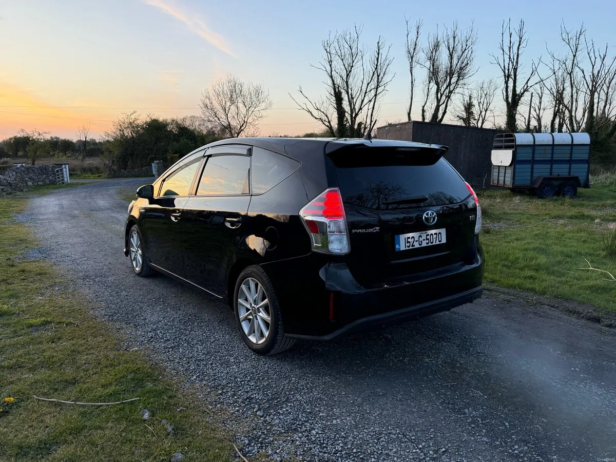 2015 Toyota Prius Alpha ONLY 77,000km - Image 4