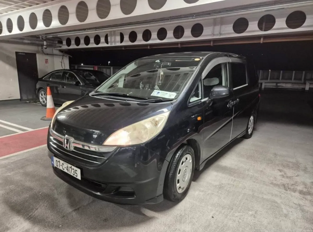 Honda stepwagon minibus - Image 2