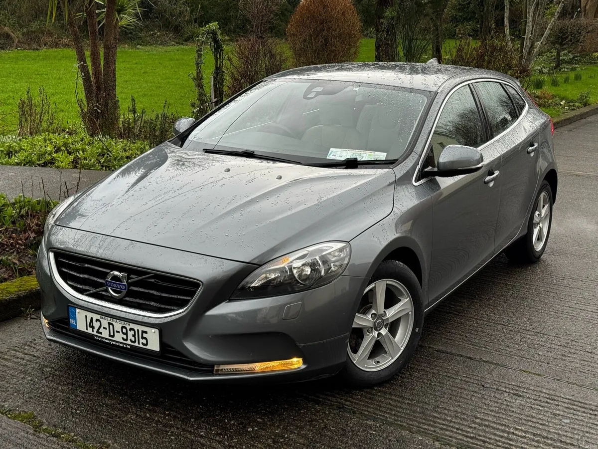 142 VOLVO V40 1.6 DIESEL AUTOMATIC LOW KM - Image 1