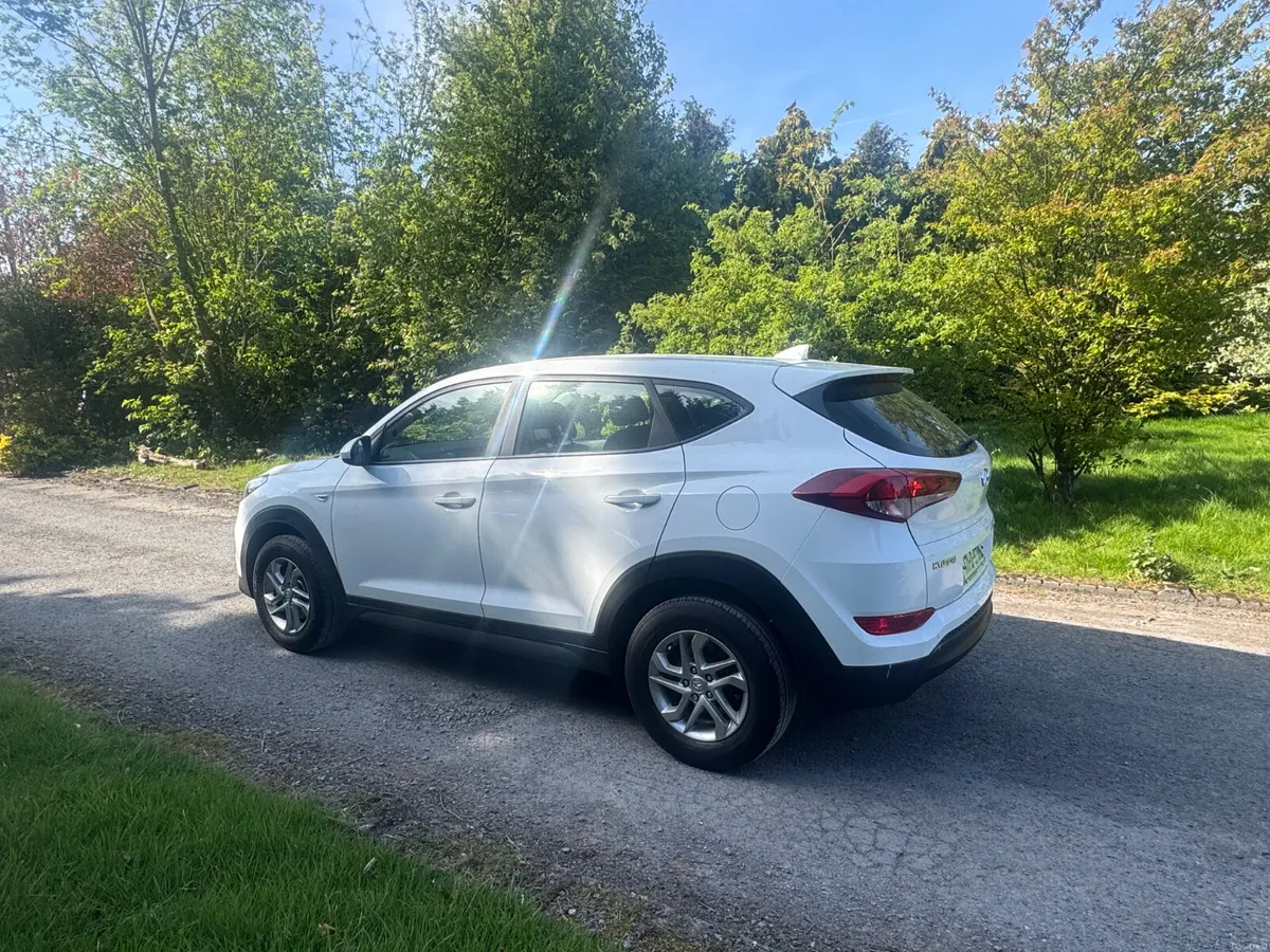 17 Hyundai Tucson 1.7 CRDI PREMIUM - Image 3