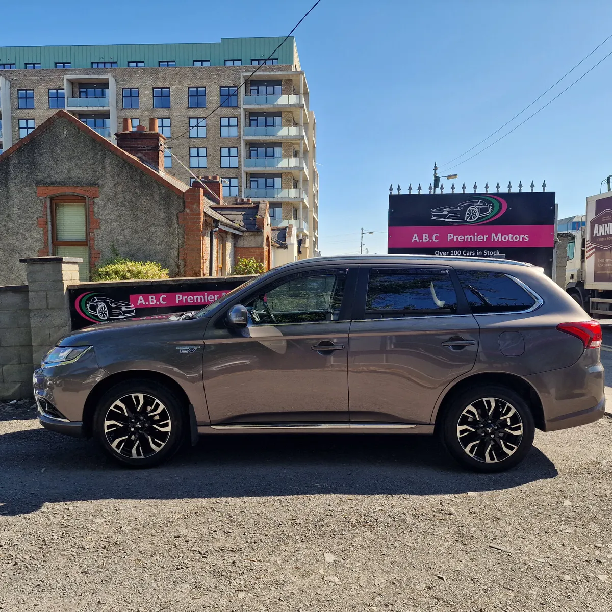 Mitsubishi Outlander 2016 PHEV 2.0L MIVEC 4WD - Image 2
