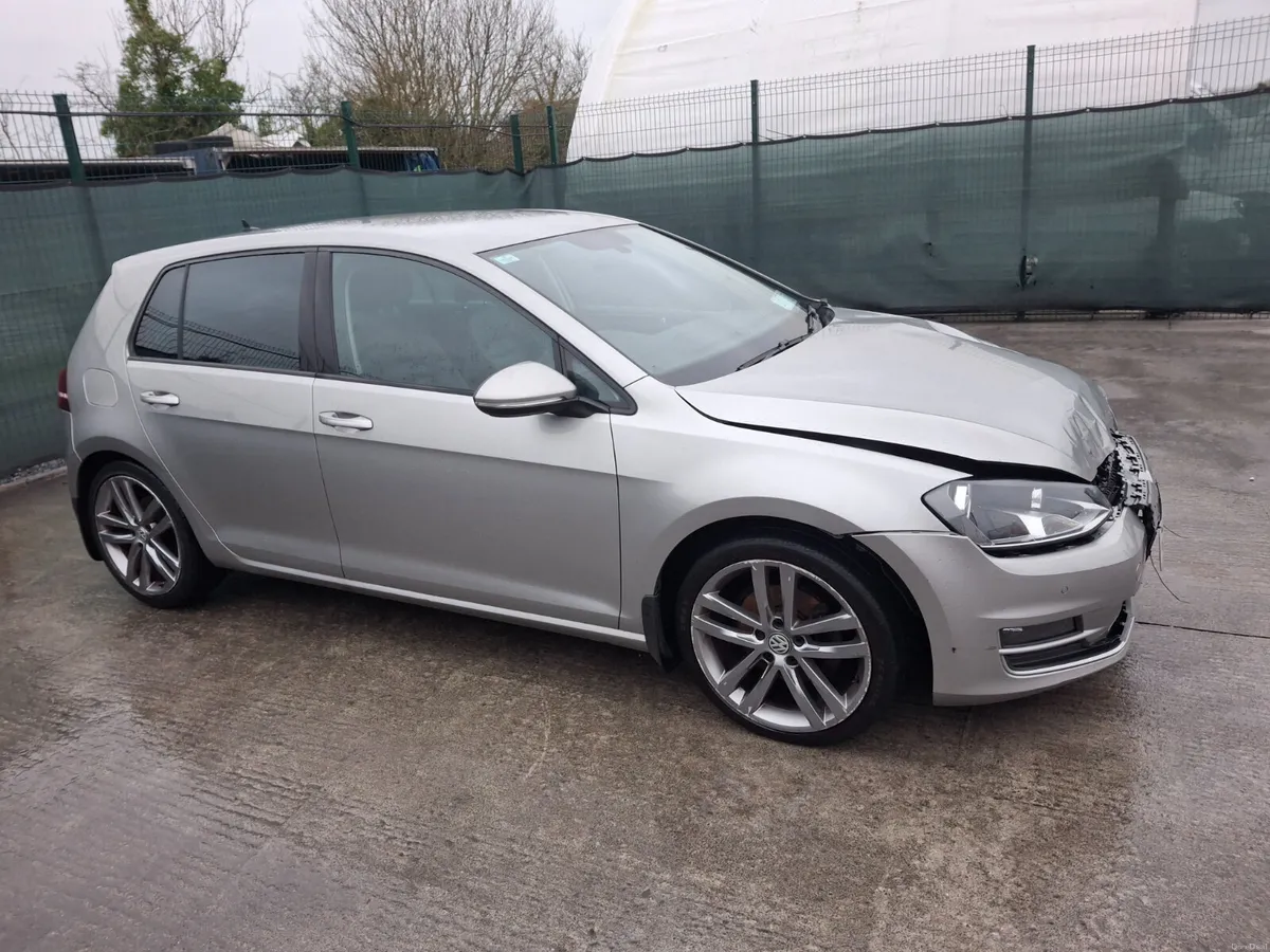 2017 Volkswagen Golf Trendline TDI. Light Damage - Image 2