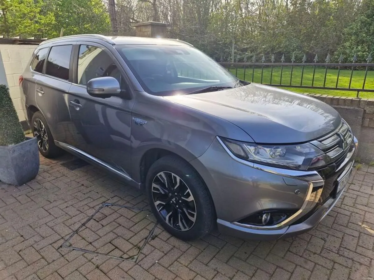 2017 Mitsubishi Outlander - Image 2