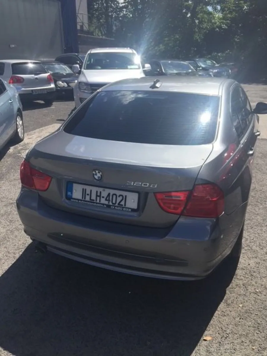 BMW 3-Series 2011 - Image 2