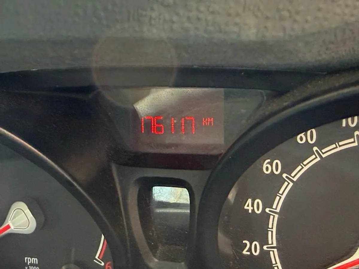 2010 Ford Fiesta - Image 3