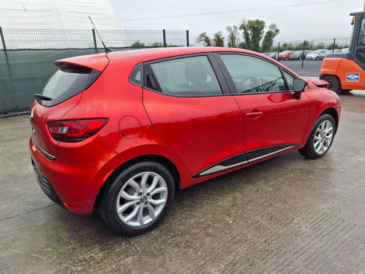 2019 Renault Clio Petrol Light Damage - Image 3