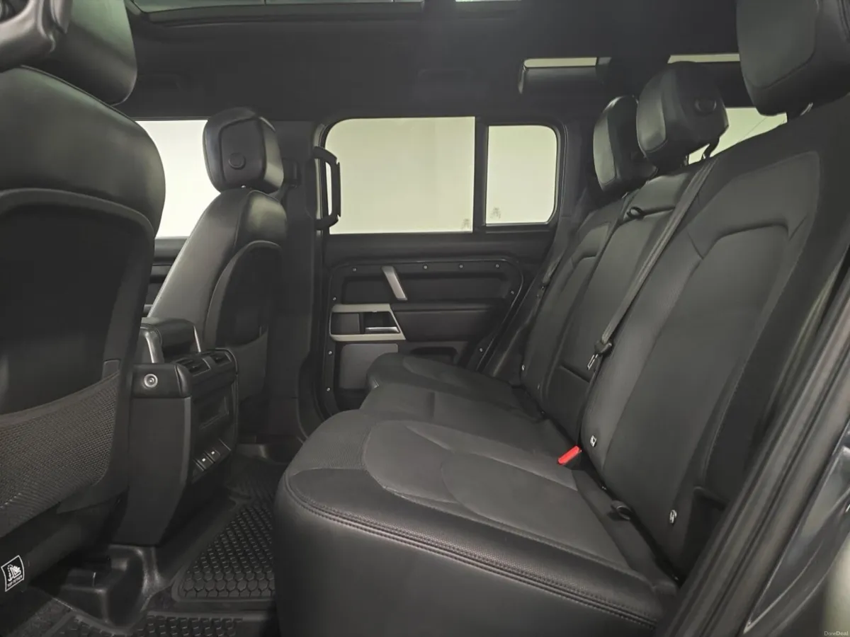 Land Rover Defender Diesel Estate X-Dynamic HSE - Image 4