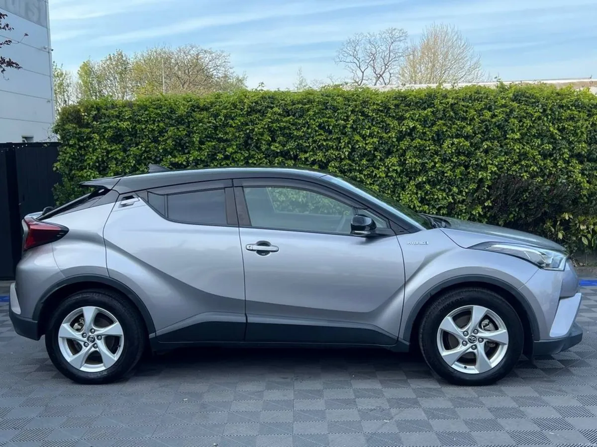 Toyota C-HR 1.8 HYBRID // ADAPTIVE CRUISE CONTROL - Image 2