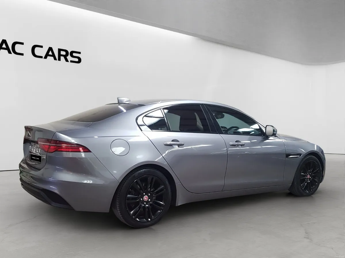 JAGUAR XE CHEQUERED FLAG EDITION 2020 - Image 4