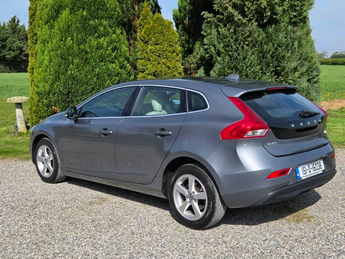 Very Low Mileage Volvo V40 D2 SE. - Image 4