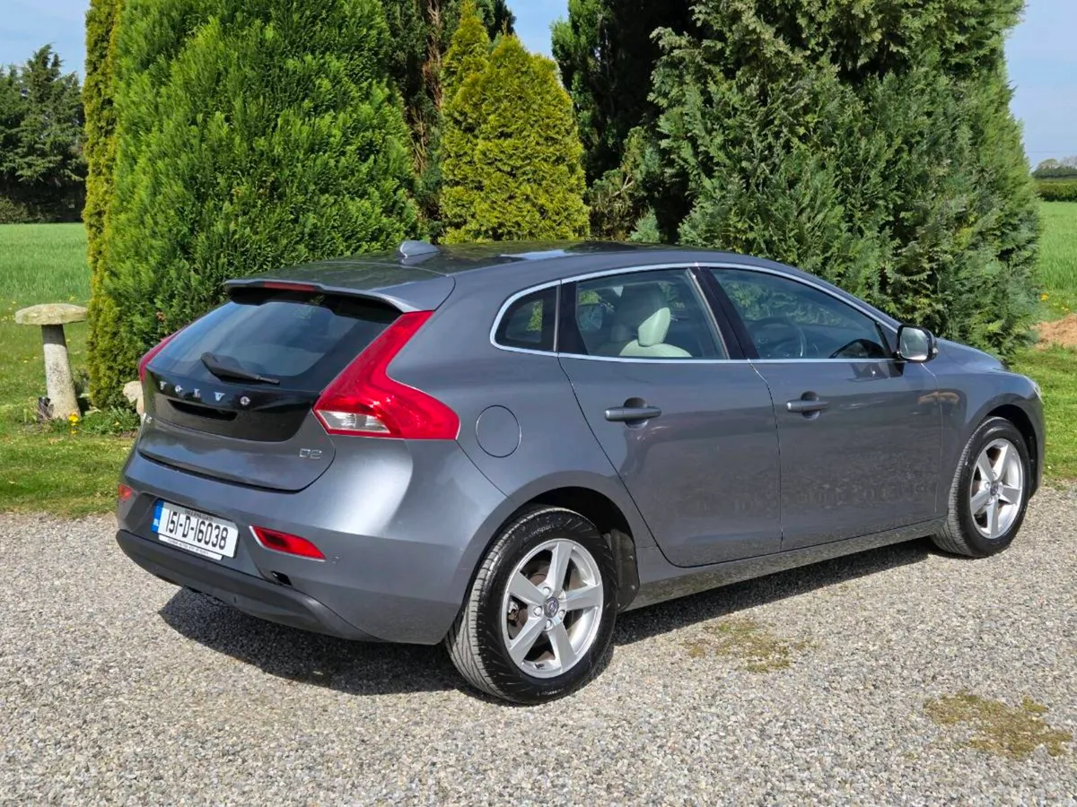 Very Low Mileage Volvo V40 D2 SE. - Image 3