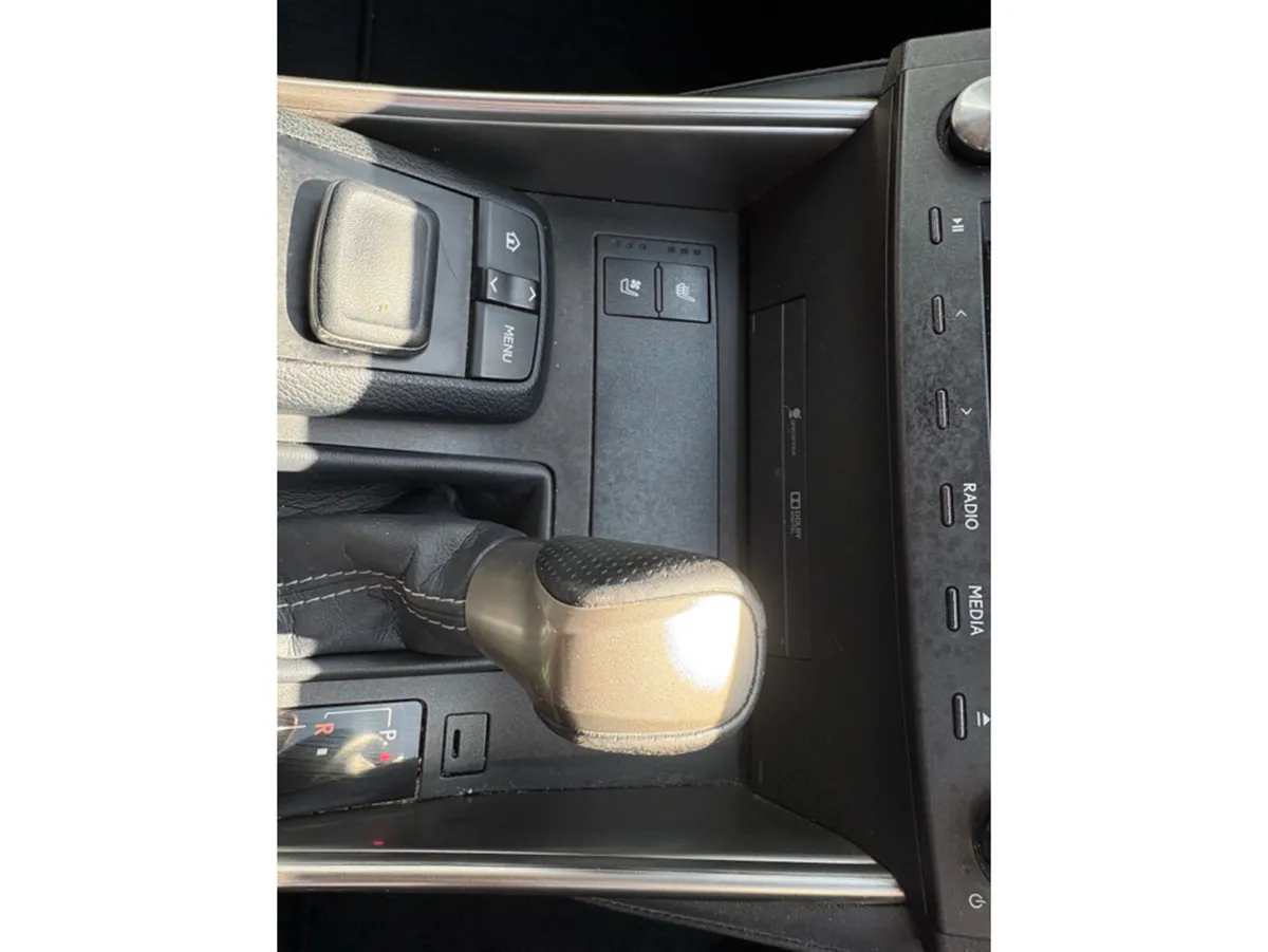 Lexus IS 300 H F SPORT E-CVT 4DR AUTO 2.5 - Image 4