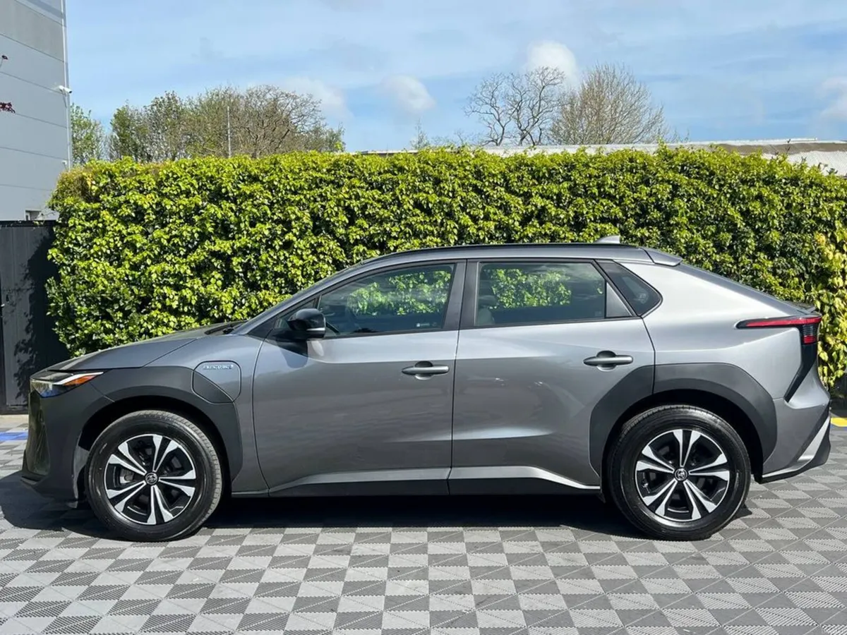 Toyota bZ4X PURE 71KWH LONG RANGE // LOW MILEAGE / - Image 3