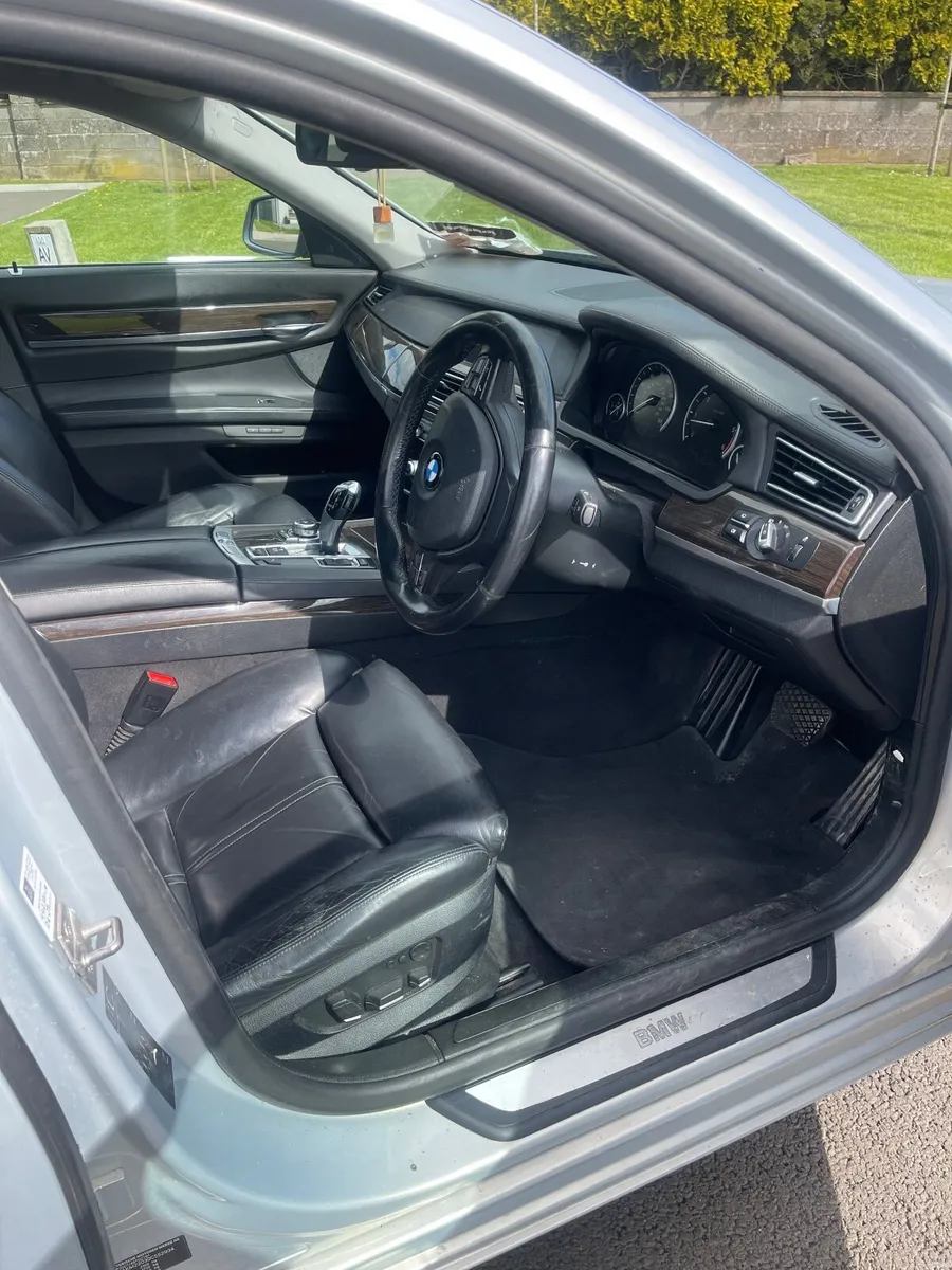 BMW 7-Series 2011 - Image 4
