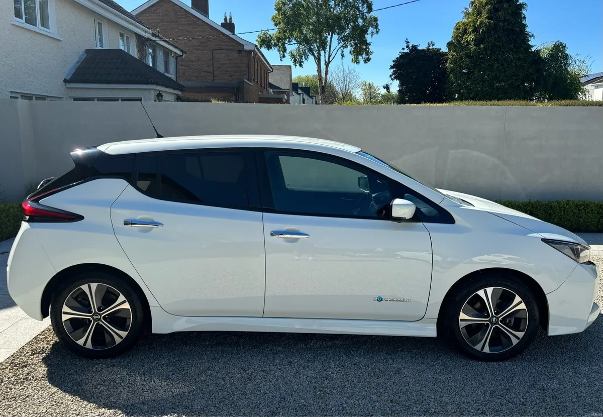2019 Nissan Leaf SV Premium 40KW - Image 2