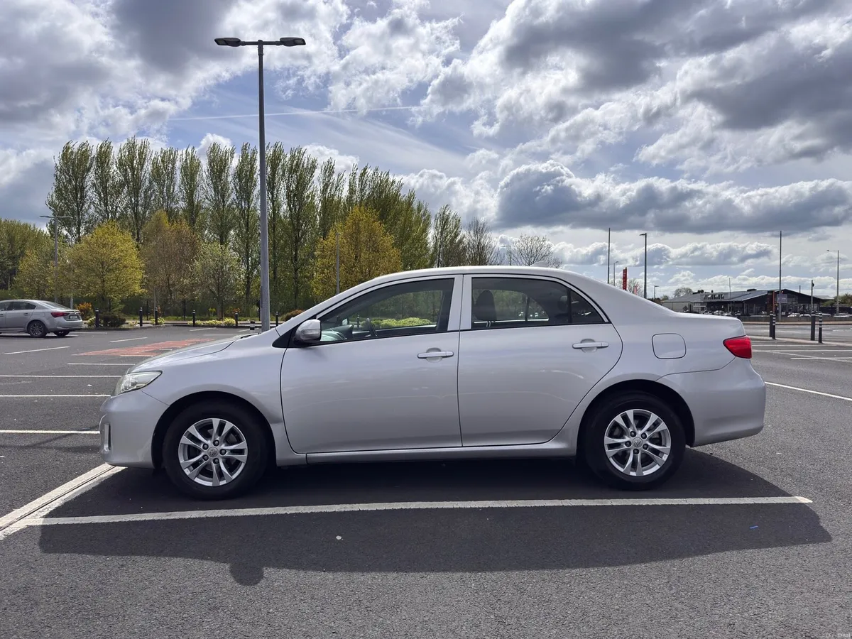Toyota Corolla 2011 - Image 2