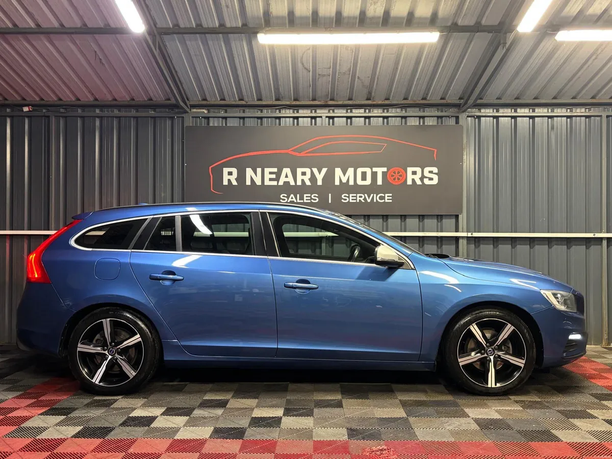 2018 Volvo V60 D2 (120hp) R-Design SE Estate - Image 4
