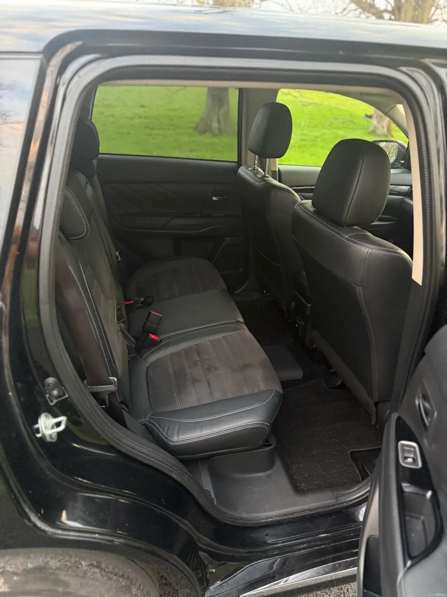 Mitsubishi Outlander 2018 Automatic PHEV - Image 2