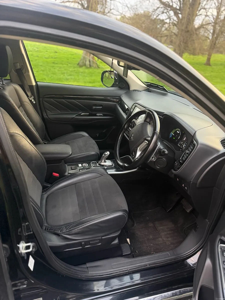 Mitsubishi Outlander 2018 Automatic PHEV - Image 3