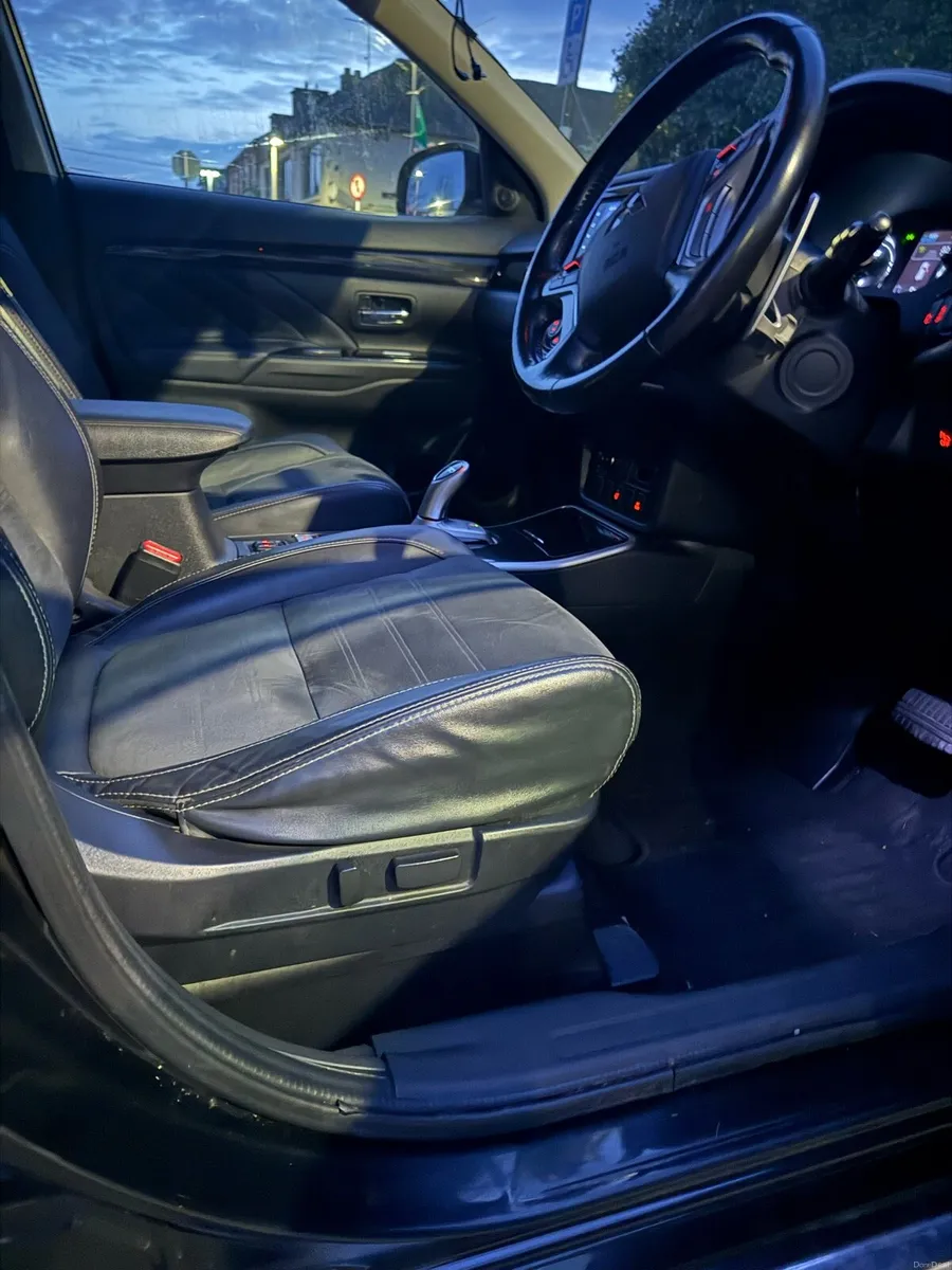 Mitsubishi Outlander 2018 Automatic PHEV - Image 6