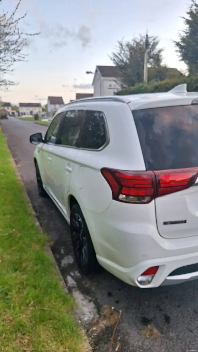 Mitsubishi outlander 2.0 phev 4x4 - Image 3
