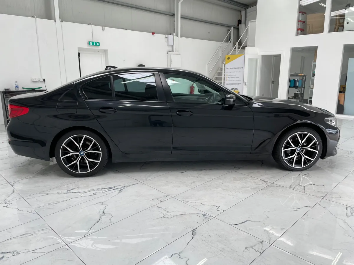 BMW 5-Series 2019 se - Image 2