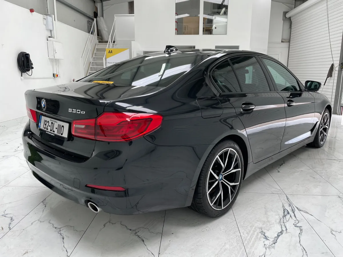 BMW 5-Series 2019 se - Image 3