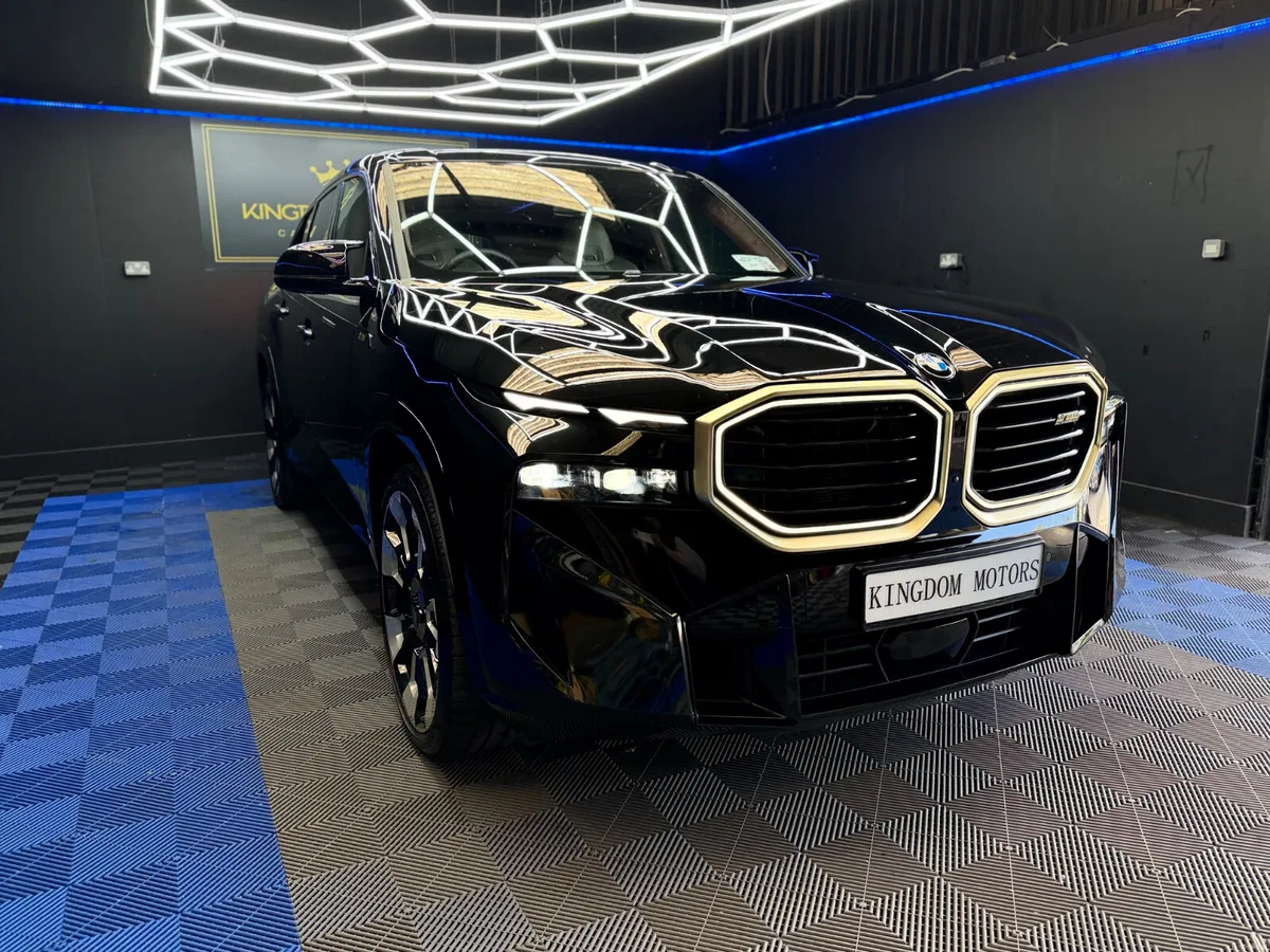 BMW XM 50e LIKE NEW - Image 3