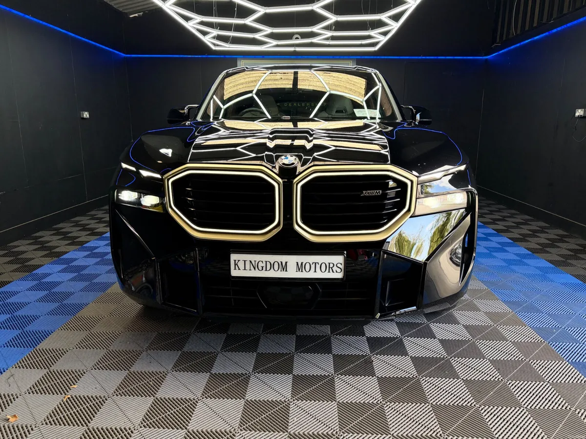 BMW XM 50e LIKE NEW - Image 4