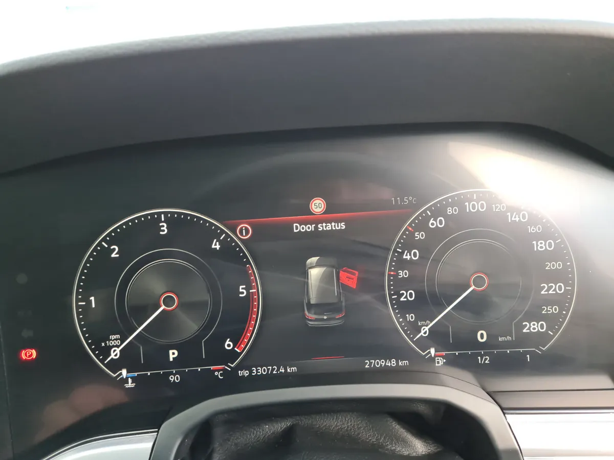 Volkswagen Touareg 2018 Automatic v6 - Image 2