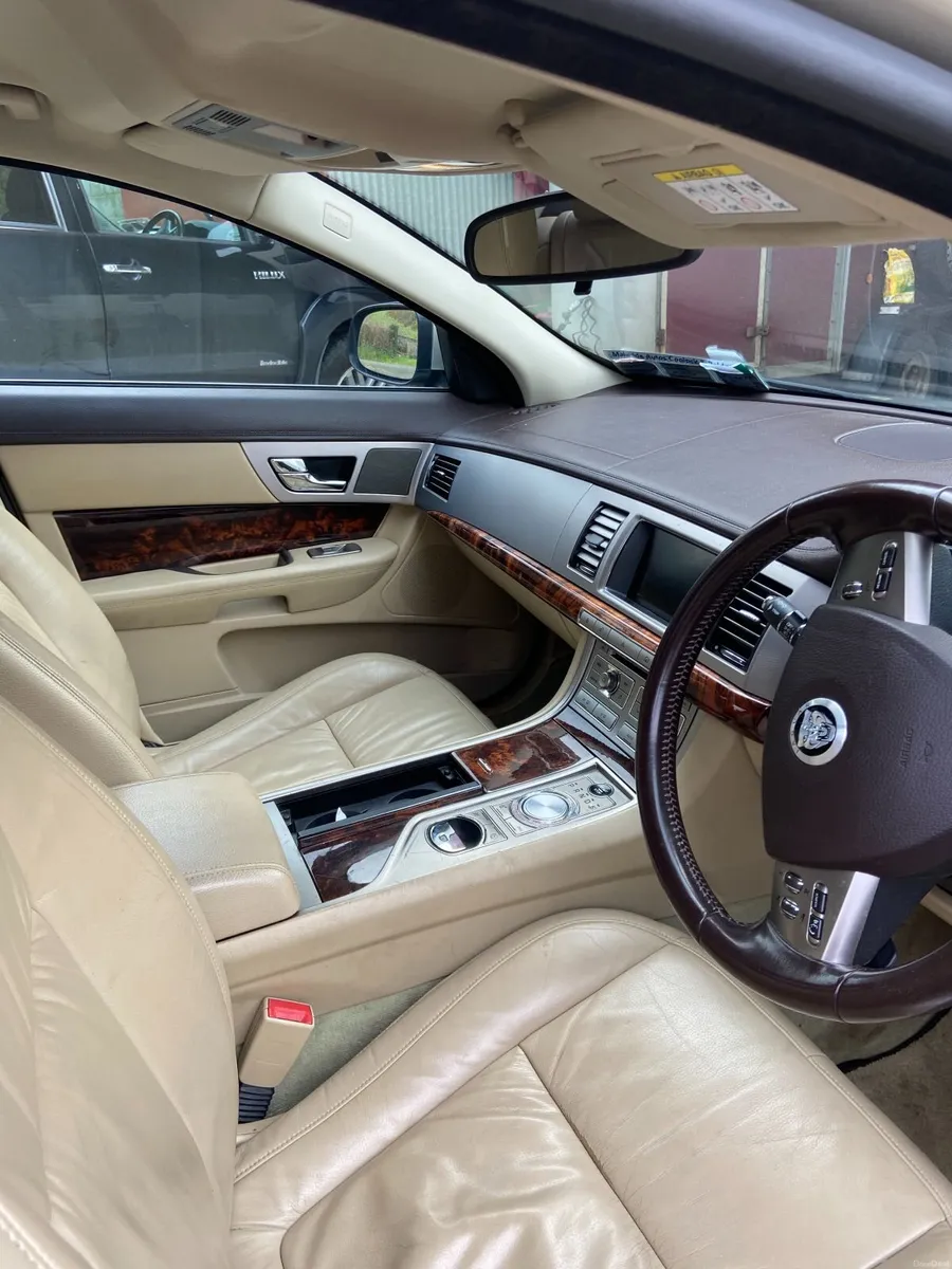 Jaguar XF 2010 - Image 2