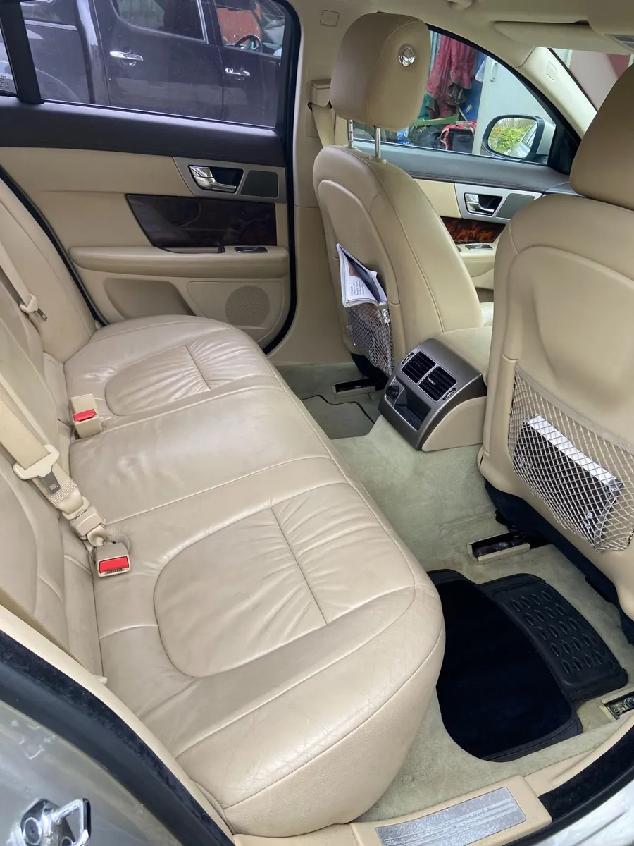 Jaguar XF 2010 - Image 3