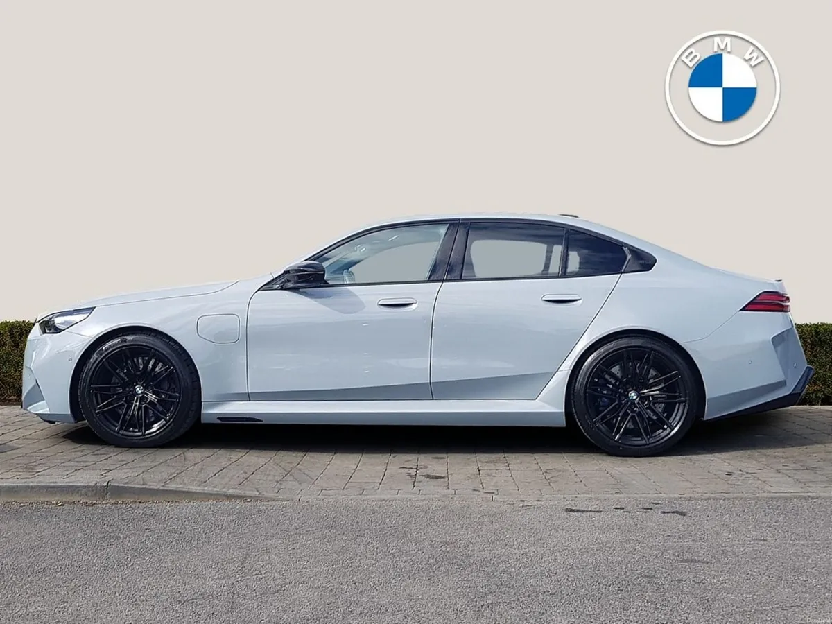 BMW M5 Saloon - Image 4