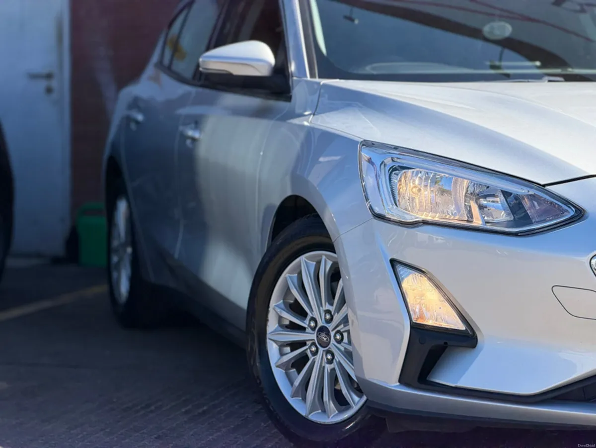 Ford Focus TITANIUM 1.0L 5DR - HIGH SPEC - Image 3