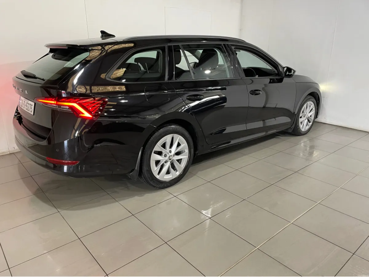 Skoda Octavia C AMBITION 2.0 TDI 115HP DSG 5DR AUT - Image 3