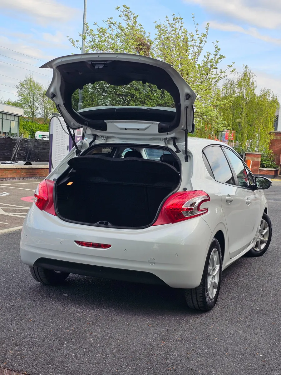 Peugeot 208 2014 Automatic - Image 2
