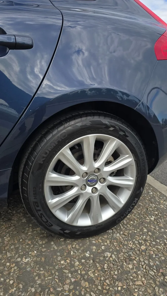 Volvo V40 Great condition, Fresh NCT and service - Image 2