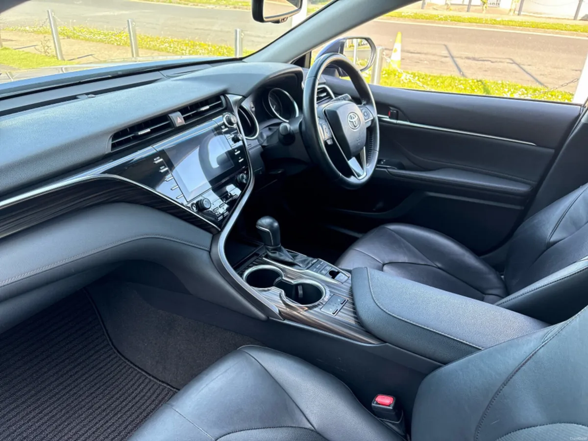 Toyota Camry 2.5L Petrol Hybrid Automatic - Image 3