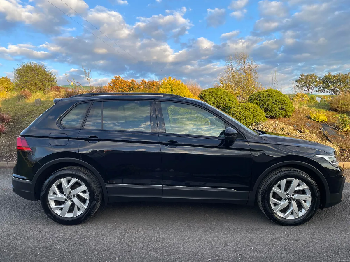 Volkswagen Tiguan DIESEL ESTATE - Image 3