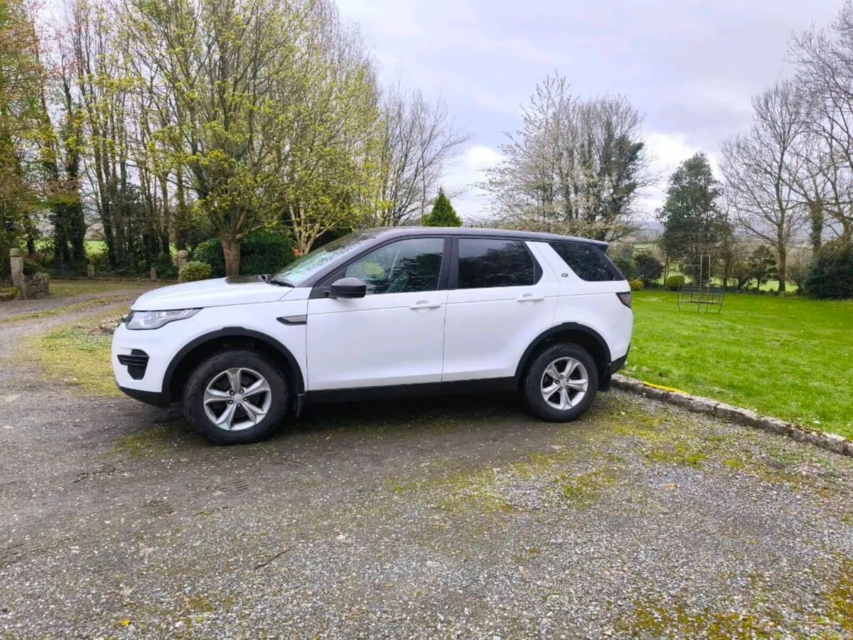🚗 Stunning White Land Rover Discovery Sport - Image 3