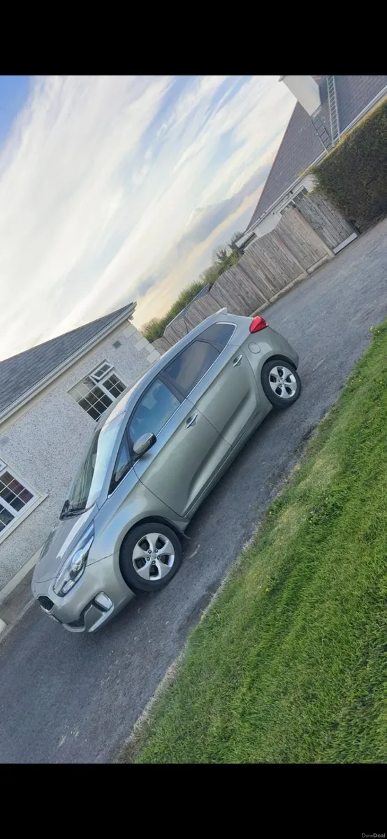 Kia Carens 2014 - Image 2