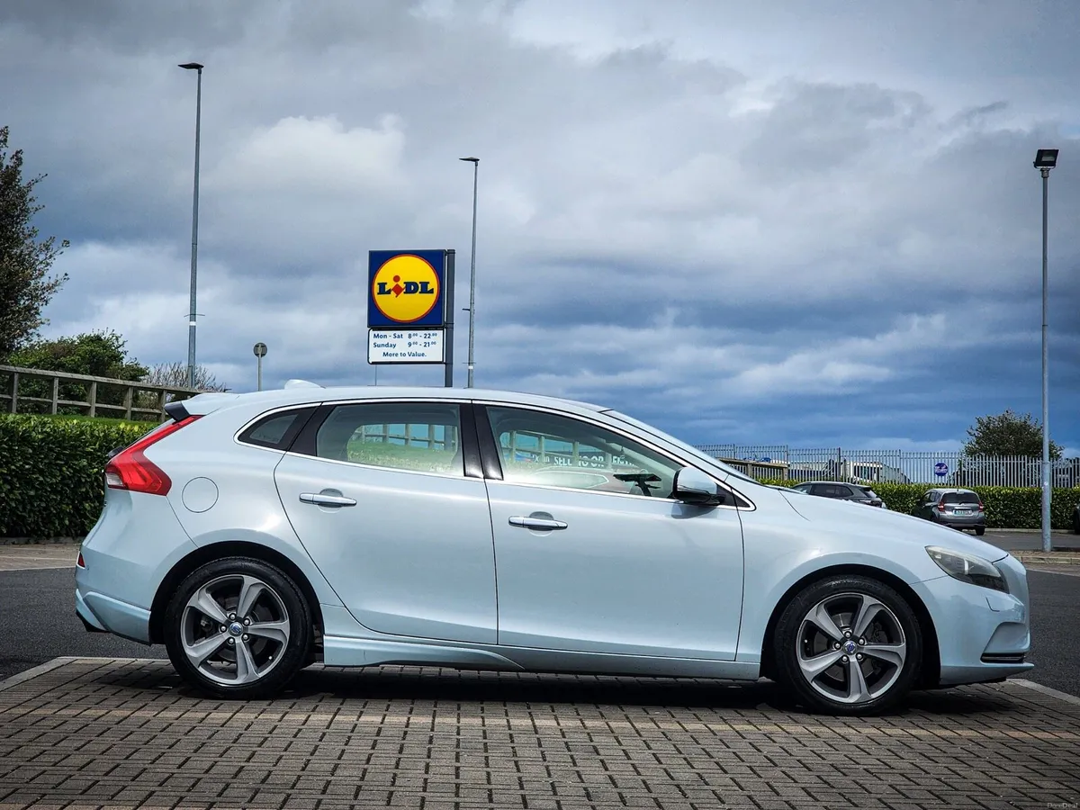 Volvo V-40 1.6 petrol automatic 2013 High-Spec - Image 2