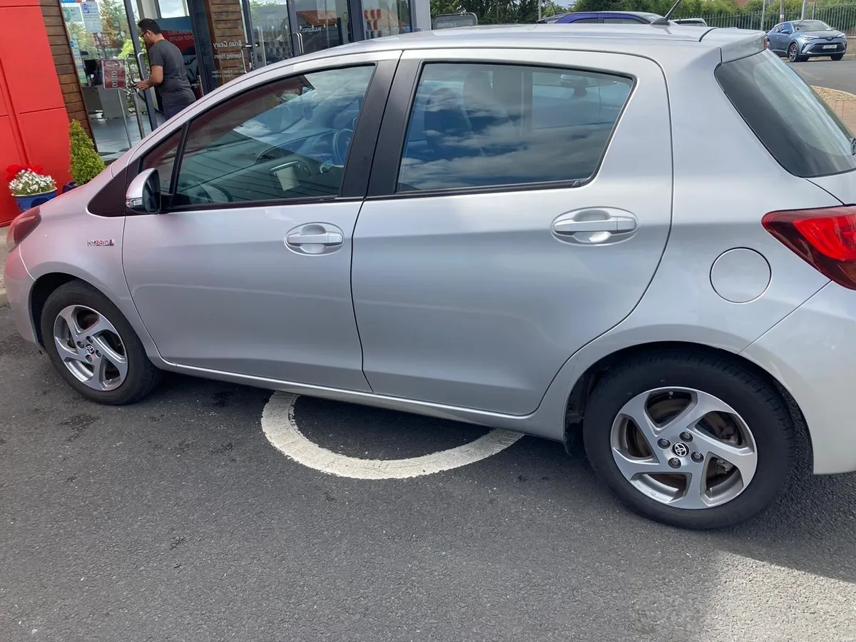 Toyota Yaris Hybrid - Image 2