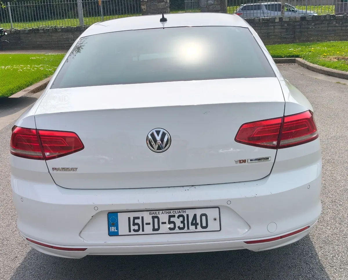 Volkswagen Passat 2015 - Image 2