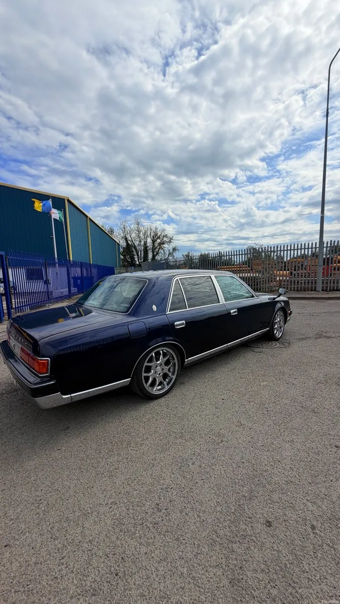 Toyota Century - Image 3
